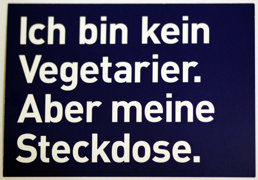 Postkarte mit dem Slogan "ich bin kein Vegetarier. Aber meine Steckdose."